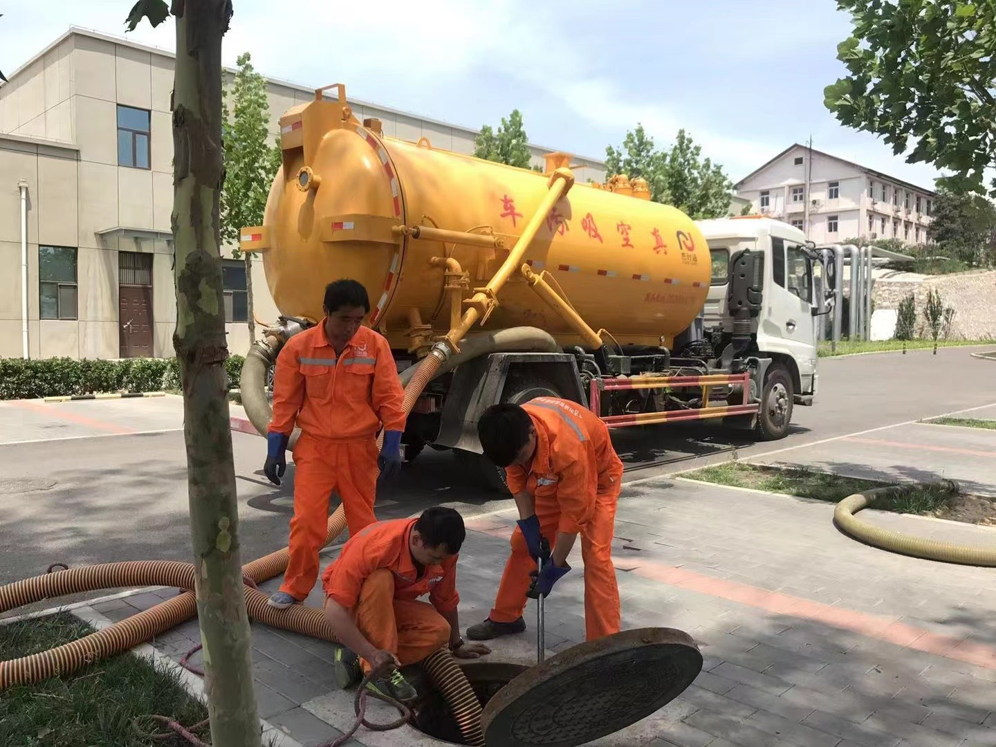 招远管道疏通车停在窨井附近