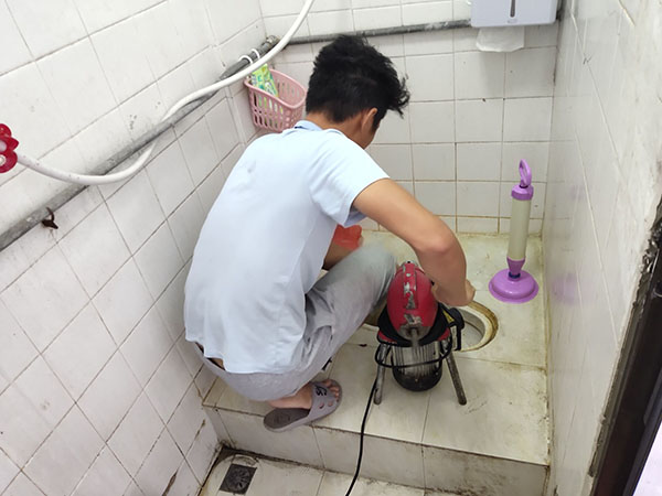 招远管道堵塞冒臭气 专业师傅现场解决问题